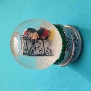 BNIB Disney 2004 Mickey Mouse 75 Years of Fun Disney Miniture Snow Globe